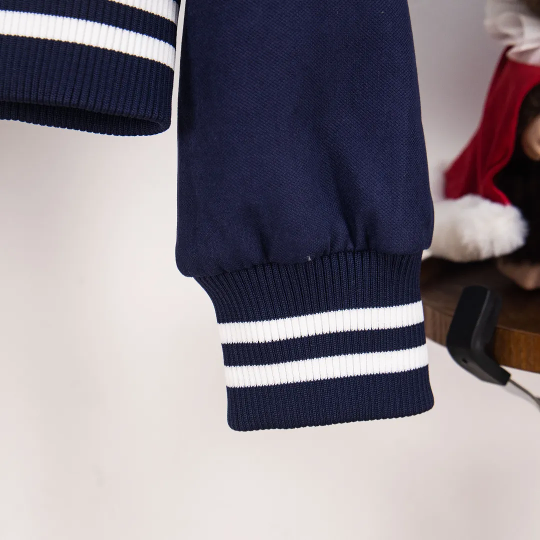 P320 zp version [Exclusive supply] Ralph Lauren/Ralph Lauren 2024 new hollow pony embroidery American retro wool surface splicing leather surface Zheng Xiujing's same short baseball uniform - Purchase the original open mold piqué twill 60 wool fabric ✅ Distinguish the market polyester woolen substandard model ❌ - Shoulder splicing soft lambskin ✅ Non-market artificial PU leather substandard model ❌ - Customized laser concave and convex RL original snap button✅ Unconventional flat four-button buckle in the market❌ - Four-strand thickened custom thread ✅ Not ordinary thin in the market ❌ - A baseball flight jacket that has been out of stock for a long time at the counter. Compared with SLP LV's baseball uniform, this Ralph Lauren baseball uniform has a more collegial feel. The upper body is versatile and not picky. The whole version is short, which makes the overall head-to-body ratio better. The shoulder seams are flat and open to avoid bloated bulges. The horse mark is hollowed out on the front chest. POLO font thick thread embroidery on the back, great texture Color: Blue Size: S M L XL Number: WW10756